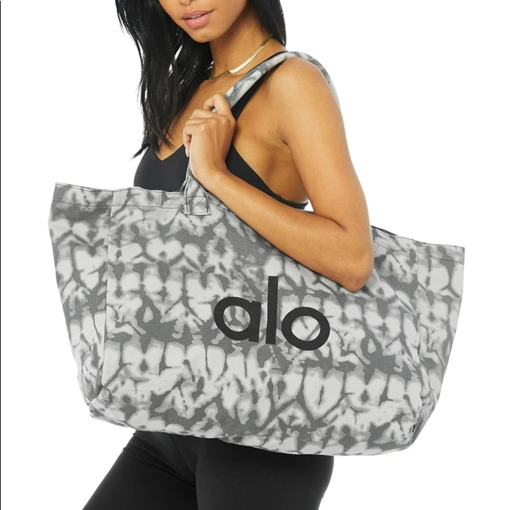 Alo Yoga Tie-Dye Tote Bag – NWOT Iconic Gray/White Shopper 🩶 - Picture 3 of 10